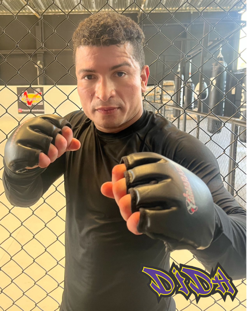 foto-com-logo-811x1024 Aulas de Artes Marciais em Curitiba com o Professor Dida – MMA, Boxe, Jiu-Jitsu e Defesa Pessoal